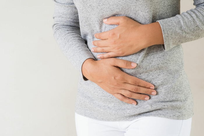 Femme souffrant du syndrome du côlon irritable