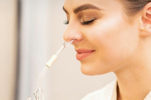 Femme recevant un soin thermal nasal pour soulager sa sinusite