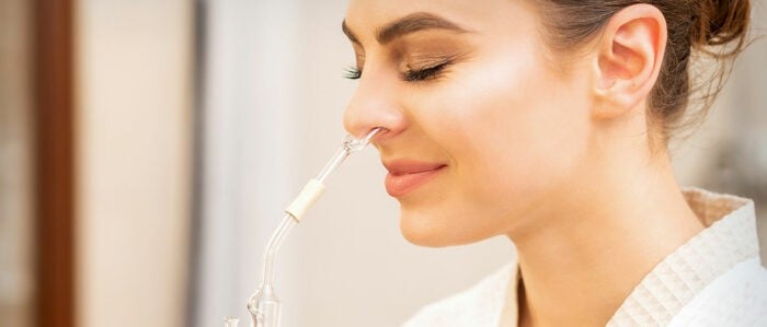 Femme recevant un soin thermal nasal pour soulager sa sinusite