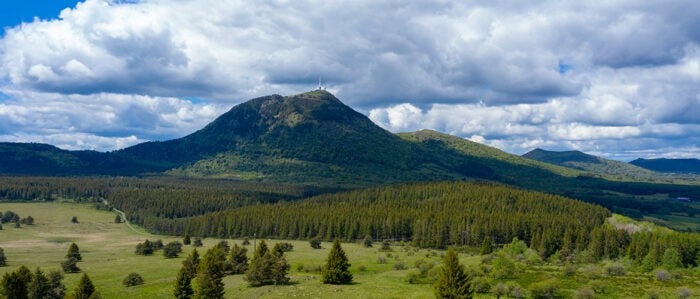 Certaines stations thermales offrent un air sain et pur, comme le Mont-Dore. Paysage du Mont-Dore