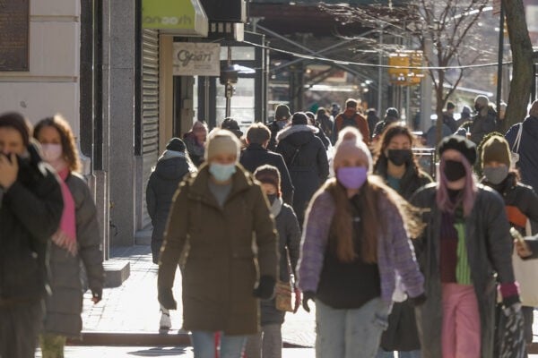 Foule masquée en extérieur