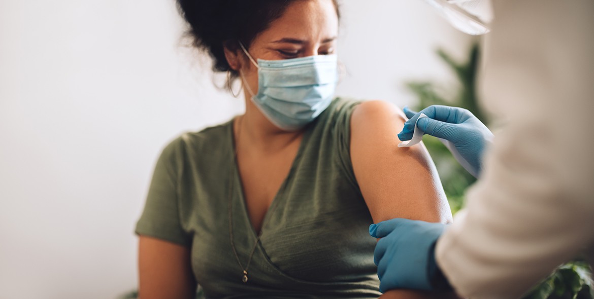 Femme recevant sa 3ème dose de vaccin contre le Covid-19