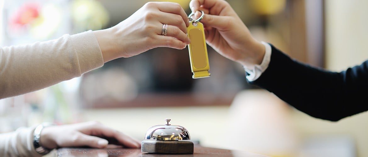 Cliente récupérant ses clés d'hôtel