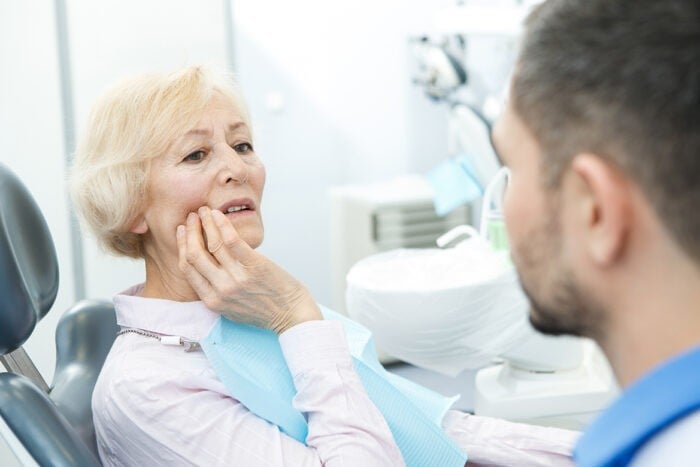 Femme chez le dentiste pour un mal de dent