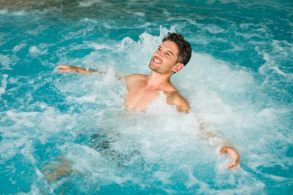 Homme dans piscine à jets aquajets aux thermes de Vittel