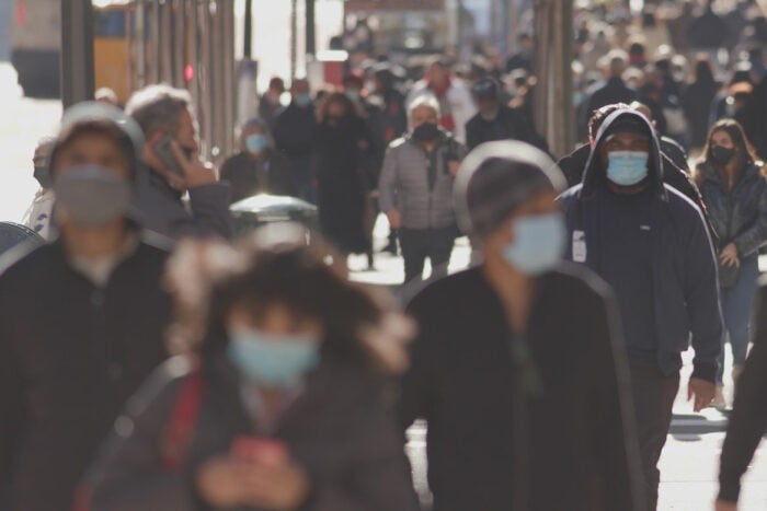Foule portant un masque