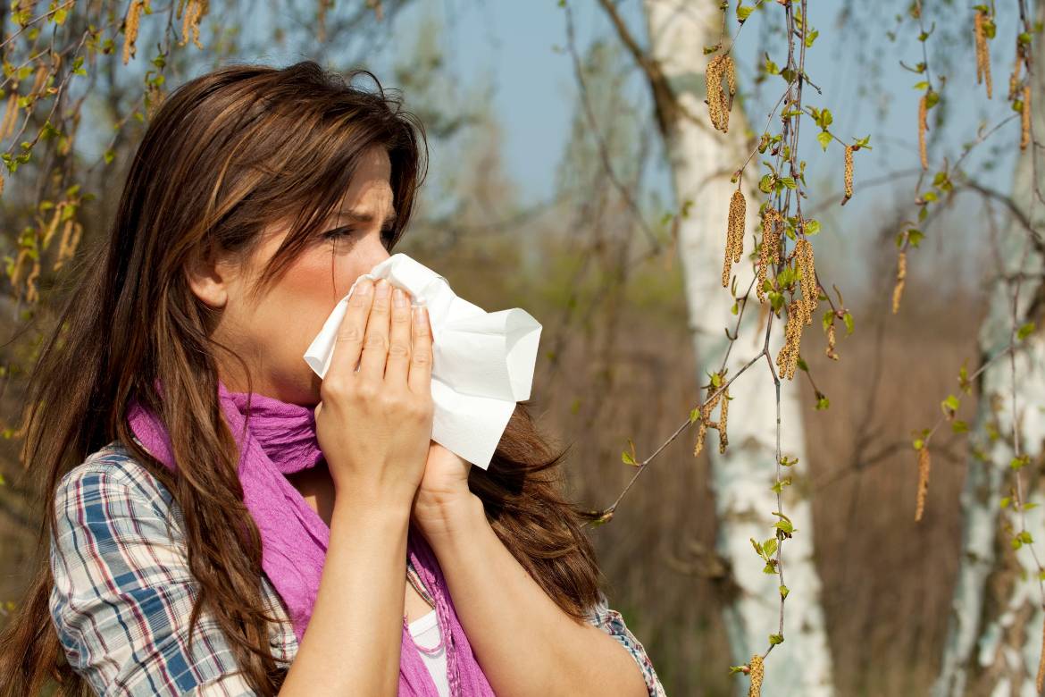 femme qui souffre d'allergie aux pollens