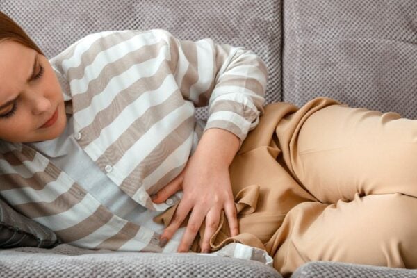 femmes souffrant de douleurs à cause de l'endométriose
