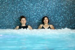 bain-massant-en-bassin-collectif-cure-thermales-thermes-salins-les-bains-thermasalina