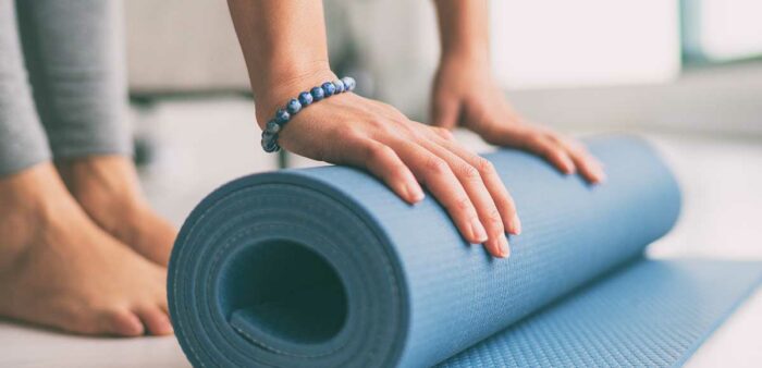 Installation d'un tapis pour une séance de yoga