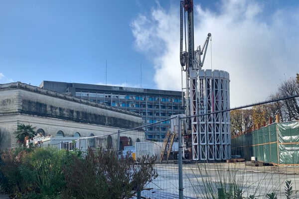 Chantier du forage sur le parking des thermes de Rochefort © Violaine Badie | L'Officiel du Thermalisme