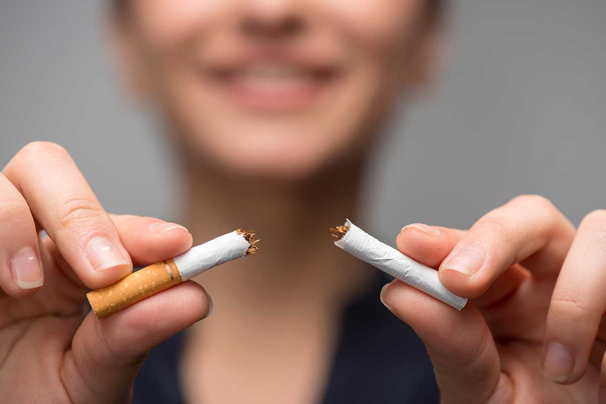 Femme qui arrête de fumer pour le mois sans tabac