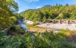 cascade et aqueduc de Saint-Laurent-le-Minier dans les Cévennes