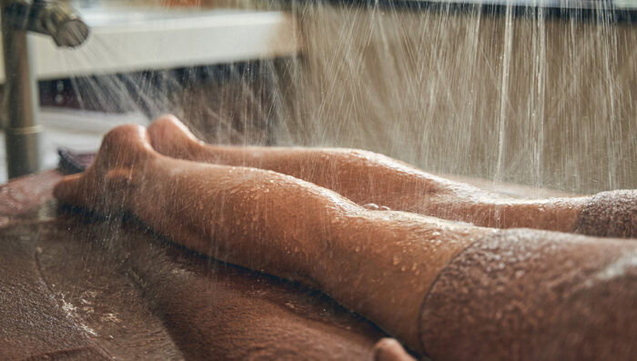 Douche thermal pour soulager des douleurs aux jambes