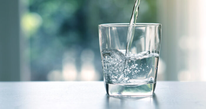 eau versée dans un verre