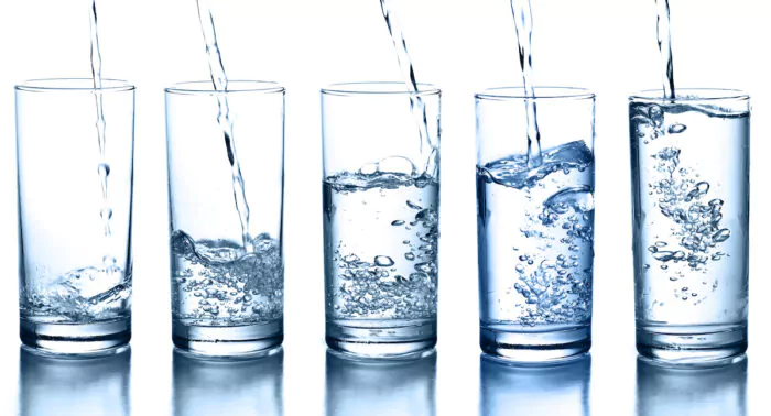 La différence entre eau de source et eau minérale · Purezza