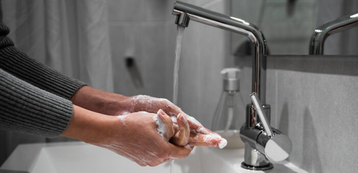 Se laver les mains pour lutter contre les microbes