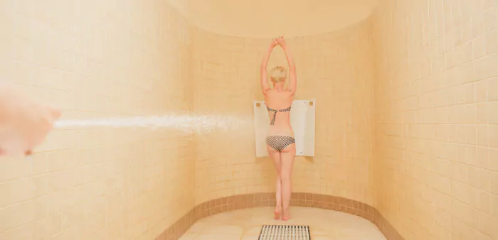 Femme profitant d'une douche de térébenthine en cure thermale