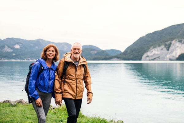 Deux curistes se baladant au bord d'un lac
