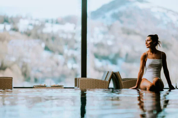 Femme profitant d'une séance dans un spa en hiver
