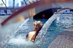 moment de détente en piscine pendant une mini-cure thermale