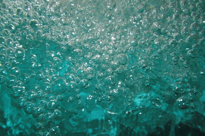 bulles d'air dans l'eau lors d'un aérobain
