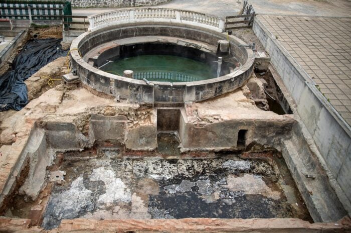 bassin circulaire et bassin quadrangulaire découverts au nord du site des thermes d'Evaux-les-Bains