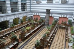 Vestiges gallo-romains intégrés à la décoration d'une salle de cure - Thermes du Mont-Dore, Puy-de-Dôme