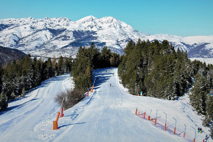 Piste de ski dans la station Ax 3 Domaine en Ariège