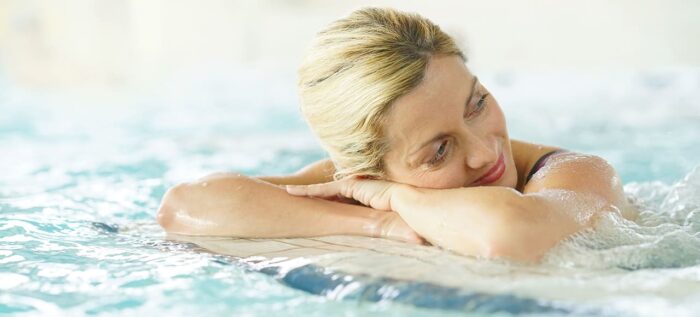 Jeune femme se relaxant dans une piscine thermale