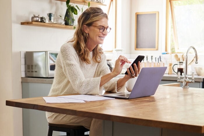 Femme dans la cinquantaine qui réserve une cure thermale sur Internet