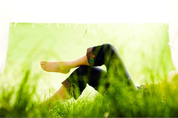 détente jambes légères dans l'herbe