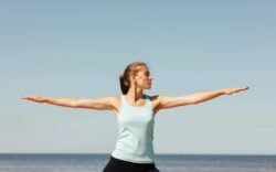 Jeune femme pratiquant du yoga en extérieur
