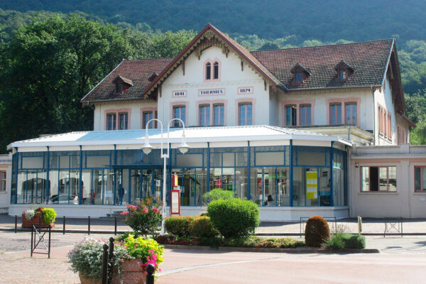 Devanture des thermes de Challes-les-Eaux (Savoie)
