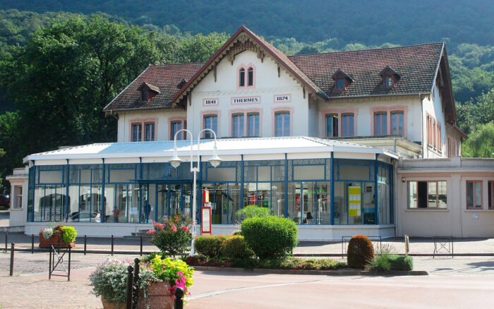 Devanture des thermes de Challes-les-Eaux (Savoie)