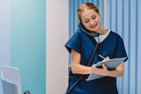 Secrétaire médicale au téléphone avec un patient
