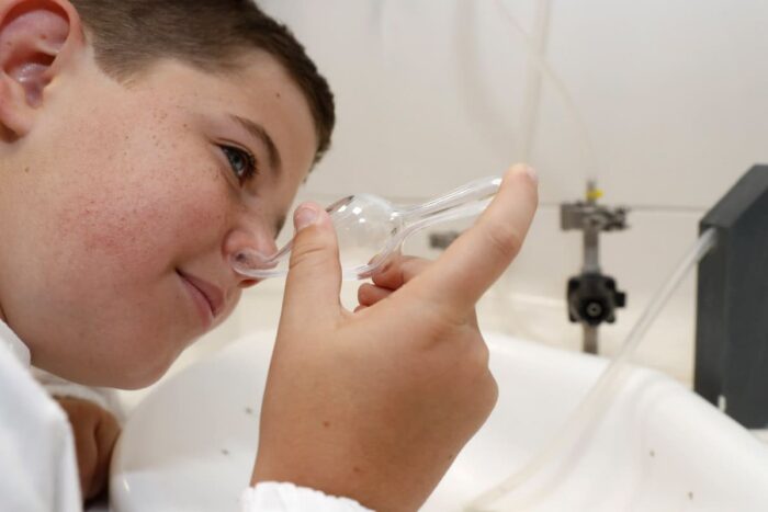 Douche nasale réalisée par un enfant en cure thermale 