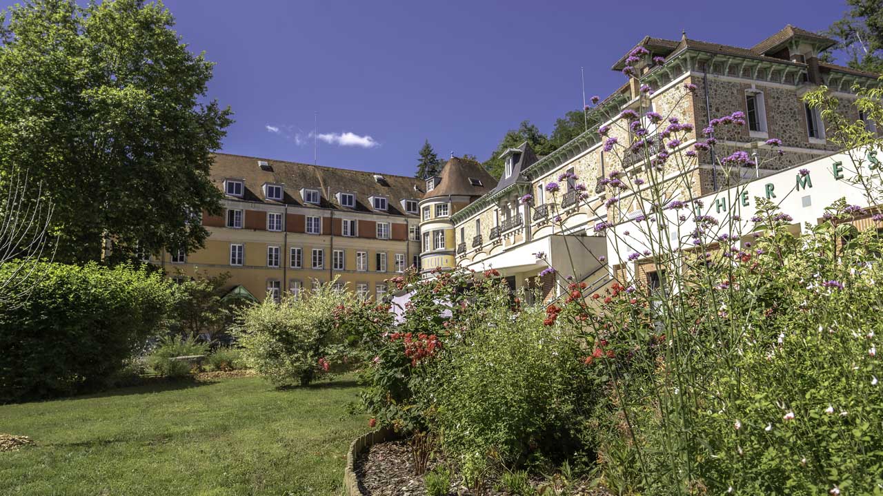 Façade extérieure des thermes d'Évaux-les-Bains