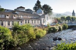 Thermes de la Bourboule en Auvergne et sa rivière