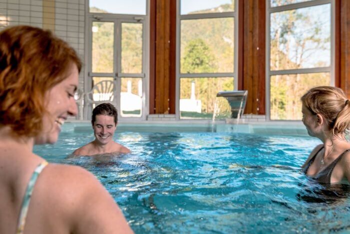 Personnes se relaxant dans un jacuzzi à Aulus-les-Bains