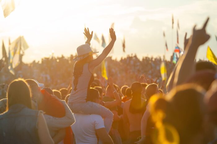 10 festivals artistiques, foule pendant un concert 