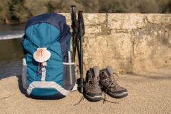 Sac à dos et chaussures de randonnée sur le chemin de Saint Jacques de Compostelle