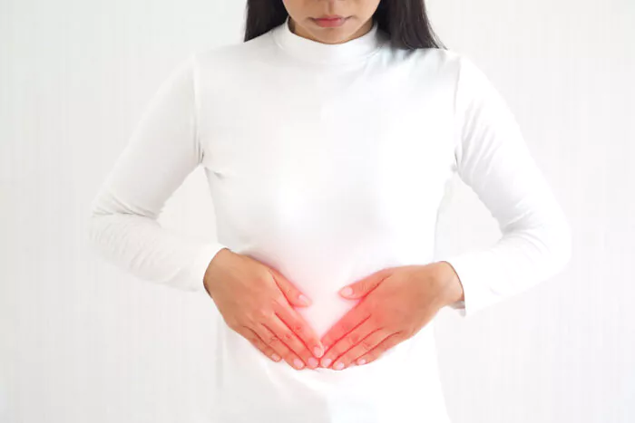 Femme mal au ventre - cure thermale diverticulose intestinale
