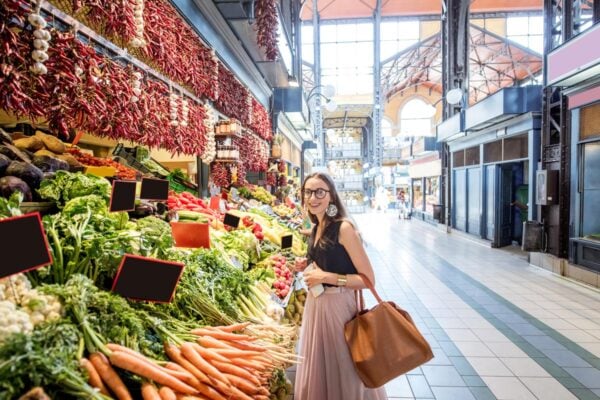 Jeune femme faisant son marché dans les halles couvertes
