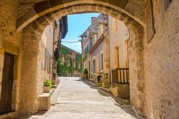 Ruelle et porche station thermale de Bourbon-Lancy