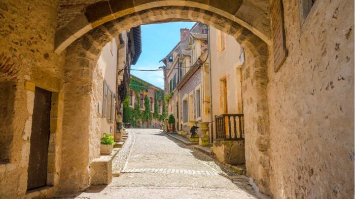 Ruelle et porche station thermale de Bourbon-Lancy