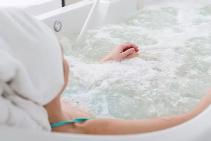 Femme dans un bain bouillonnant 