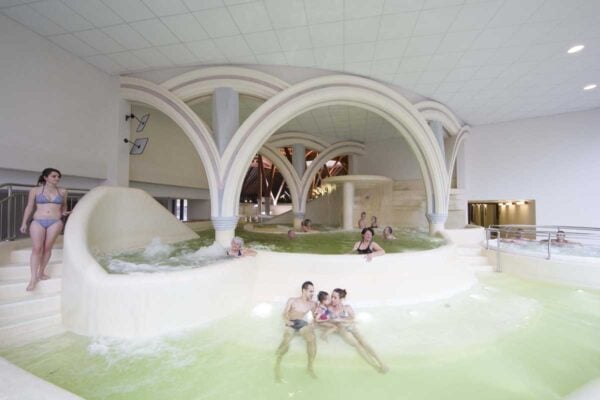 Espace thermoludique aux thermes de Caleden à Chaudes-Aigues, dans le Cantal