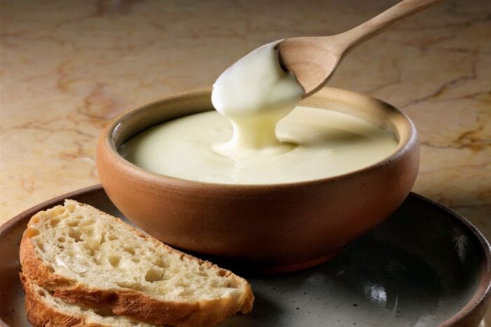 Fromage traditionnel confectionné à partir de lait écrémé caillé (le "metton"), d’eau, de sel et de beurre