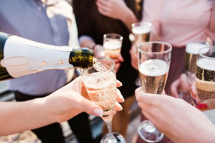 Groupe de personnes en train de trinquer et de voire du champagne